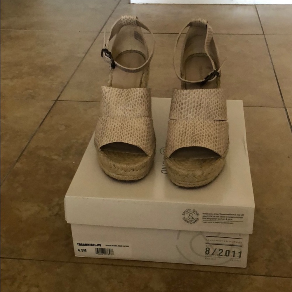 Treasure and Bond Natural Snake Wedges